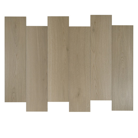 Les tuiles rectangulaires en bois sont disposées en quinconce, ressemblant à des planches. La surface lisse et marron clair prés