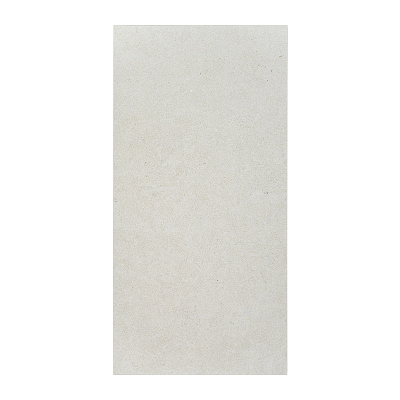 Los azulejos rectangulares muestran una superficie lisa de color gris claro con sutiles moteados, sobre un fondo blanco.
