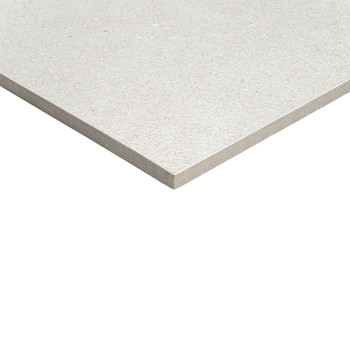 Um ladrilho liso cinza claro com textura salpicada repousa sobre um fundo branco, enfatizando sua superfície uniforme e bordas l