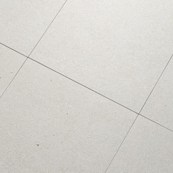 Los azulejos de piedra gris están alineadas en un patrón de cuadrícula, formando una superficie de piso lisa y uniforme. Líneas 