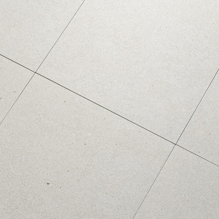 Los azulejos de piedra gris están alineadas en un patrón de cuadrícula, formando una superficie de piso lisa y uniforme. Líneas 