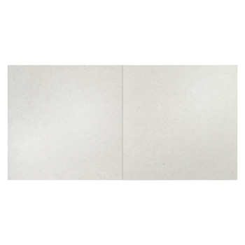 Un azulejo cuadrado liso de color gris claro con una textura suave, situado sobre un fondo blanco. No hay texto presente.