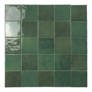Un azulejo cerámico cuadrado de color verde esmeralda brillante con una textura ligeramente desigual que refleja la luz, colocad