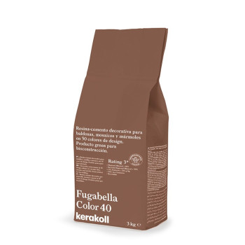 Saco marrom rotulado 'Fugabella Color 40, Kerakoll', contendo cimento resinoso para azulejos, mosaicos e mármores. O produto pes