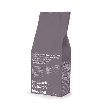 Een grijze zak met het opschrift `Fugabella Color 50 kerakoll, 3 kg` staat rechtop. Bevat decoratief harscement voor tegels.