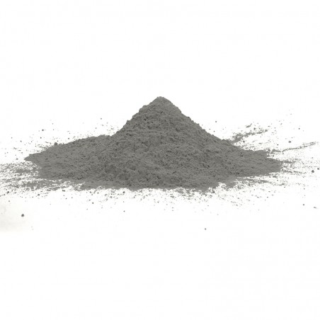 Een kleine grijze poederheuvel rust centraal tegen een witte achtergrond en verspreidt zich subtiel vanaf de stapel naar buiten.