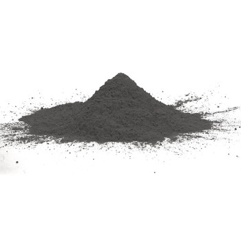 Un tas de poudre grise en forme de pyramide repose sur une surface blanche entourée de poussière dispersée.