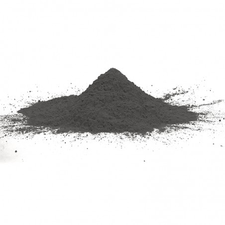 Un tas de poudre grise en forme de pyramide repose sur une surface blanche entourée de poussière dispersée.
