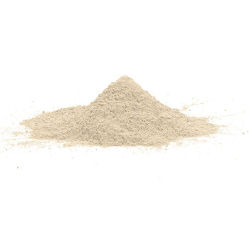 Een kleine berg beige poeder rust op een effen, wit oppervlak, gelijkmatig verspreid over de basis.